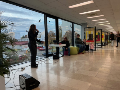 Zpěvačka Minx uvedla výstavu Divišům