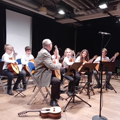 Adventní koncert našich kytaristů v Knihovně města Hradce Králové