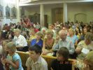 Kostel plný dětí a dospělých